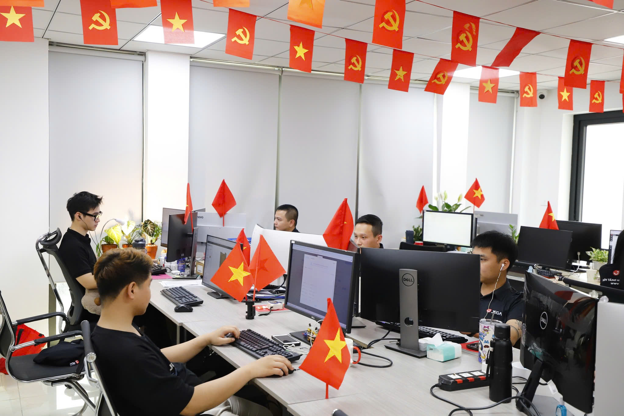 JEGA Rực Rỡ Sắc Đỏ Mừng 30/04 – Ngày Thống Nhất Đất Nước